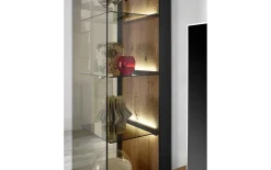 Vitrine Trevio, Kerneiche Umato, anthrazit, links angeschlagen